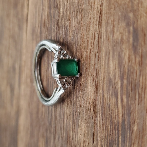 Stunning Emerald glass collectors avon ring size‎ 8 R250 - Picture 1 of 5
